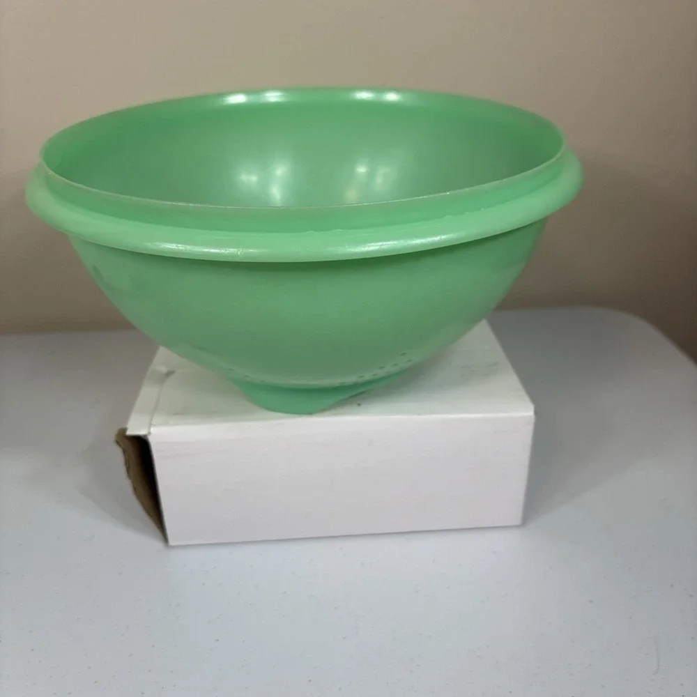 Tupperware Colander Food Strainer Bowl Jadeite Green 339-3Footed. Vintage Faded
